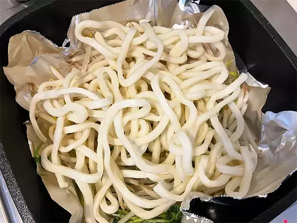 焼うどんの味つけは醤油ではなく？　“粉”を入れたら「2日連続で作っちゃった！」