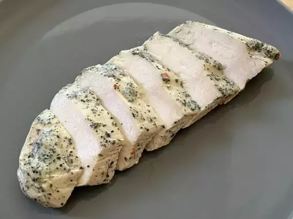 コンビニの「サラダチキン」にのせてみて！　思わぬ食べ方に「手が止まらん」「2倍作ればよかった！」