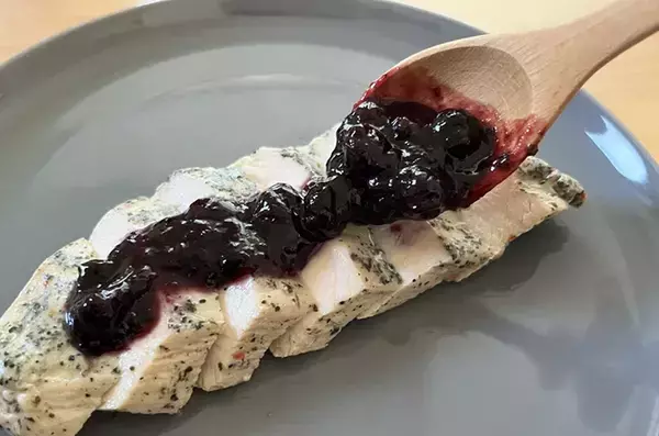 コンビニの「サラダチキン」にのせてみて！　思わぬ食べ方に「手が止まらん」「2倍作ればよかった！」