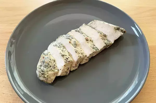 コンビニの「サラダチキン」にのせてみて！　思わぬ食べ方に「手が止まらん」「2倍作ればよかった！」