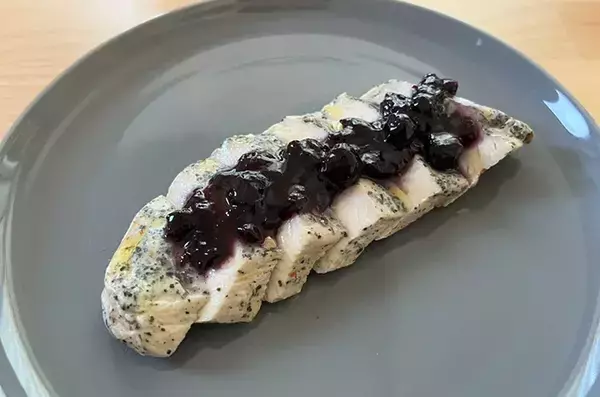 コンビニの「サラダチキン」にのせてみて！　思わぬ食べ方に「手が止まらん」「2倍作ればよかった！」