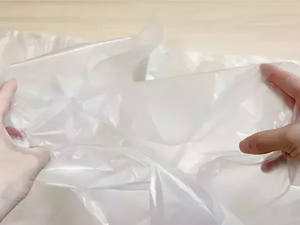道具不要！　手が乾燥している状態でポリ袋を開く裏ワザ　「5秒でできた」