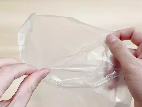 道具不要！　手が乾燥している状態でポリ袋を開く裏ワザ　「5秒でできた」