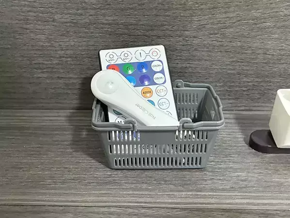 『買い物かご』のミニチュアの意外な活用法　2つの収納術を試したら、暮らしが快適になった【100均】