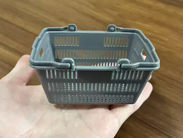 『買い物かご』のミニチュアの意外な活用法　2つの収納術を試したら、暮らしが快適になった【100均】