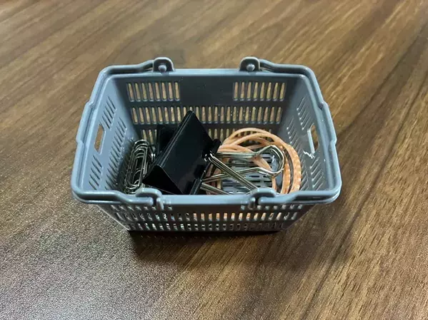 『買い物かご』のミニチュアの意外な活用法　2つの収納術を試したら、暮らしが快適になった【100均】