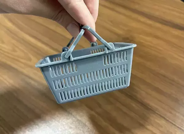 『買い物かご』のミニチュアの意外な活用法　2つの収納術を試したら、暮らしが快適になった【100均】