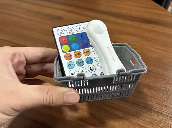 『買い物かご』のミニチュアの意外な活用法　2つの収納術を試したら、暮らしが快適になった【100均】