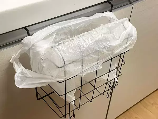 100均の吊り下げラックは『縦』で使う！　意外な活用法に「想像以上に使える」