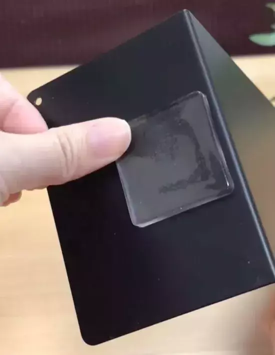 引き出しに眠っていた『耐震マット』　意外な使い道に「お見事」「頭いい」