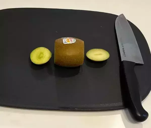 果汁でベタつくキウイの皮剥き　手軽すぎる対処法に「スポンと抜けた」「想像以上」