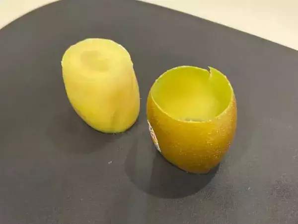 果汁でベタつくキウイの皮剥き　手軽すぎる対処法に「スポンと抜けた」「想像以上」