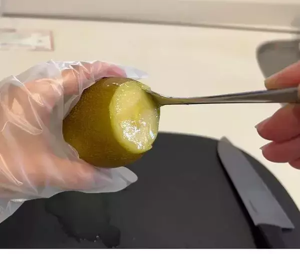 果汁でベタつくキウイの皮剥き　手軽すぎる対処法に「スポンと抜けた」「想像以上」