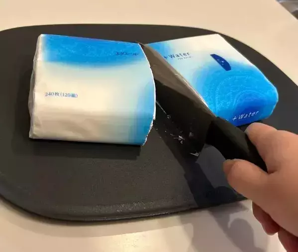 袋ティッシュの中央に包丁を当てて…？　できあがったモノに「賢すぎる」「絶対やる」