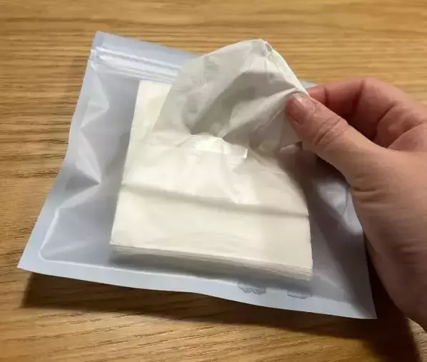 袋ティッシュの中央に包丁を当てて…？　できあがったモノに「賢すぎる」「絶対やる」