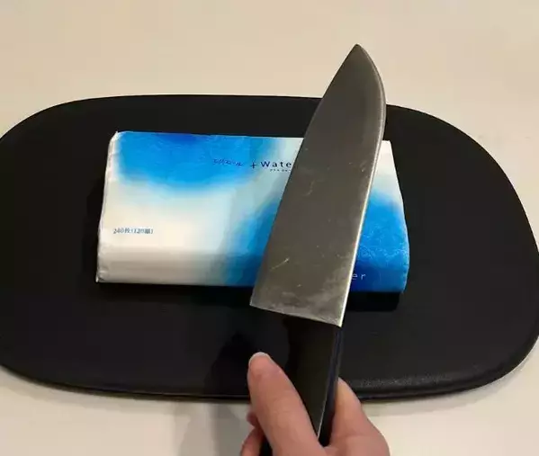 袋ティッシュの中央に包丁を当てて…？　できあがったモノに「賢すぎる」「絶対やる」