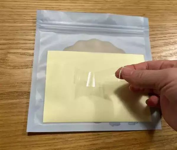 袋ティッシュの中央に包丁を当てて…？　できあがったモノに「賢すぎる」「絶対やる」