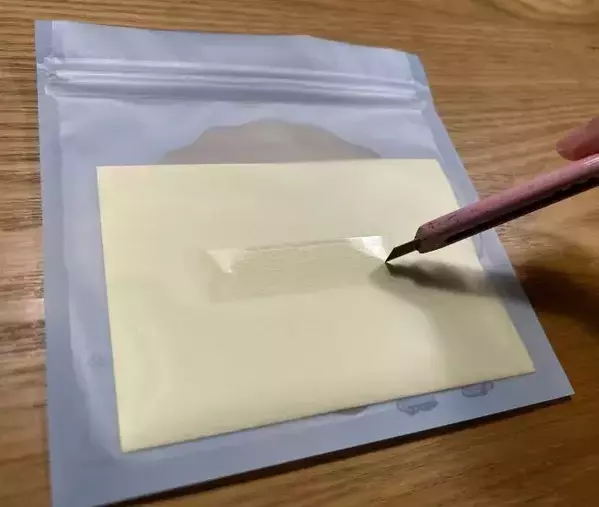 袋ティッシュの中央に包丁を当てて…？　できあがったモノに「賢すぎる」「絶対やる」