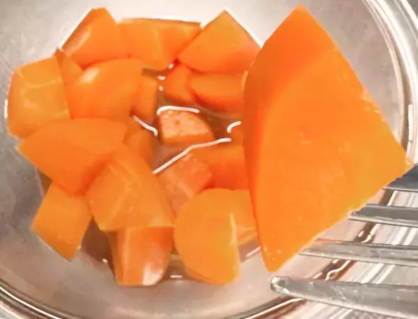 【材料2つ】ニンジンを「乱切り」にするだけ！　レンジで作るズボラレシピ