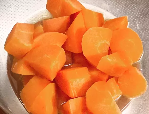 【材料2つ】ニンジンを「乱切り」にするだけ！　レンジで作るズボラレシピ