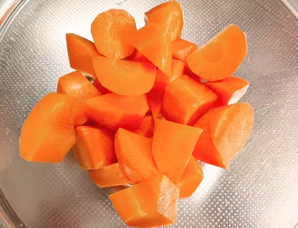 【材料2つ】ニンジンを「乱切り」にするだけ！　レンジで作るズボラレシピ