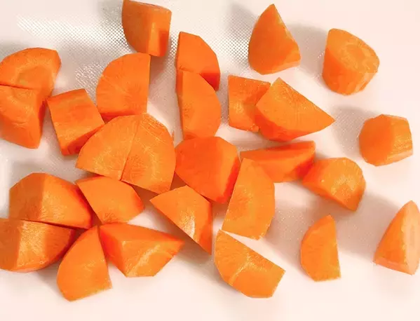 【材料2つ】ニンジンを「乱切り」にするだけ！　レンジで作るズボラレシピ