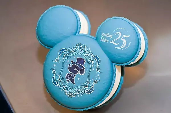 「こんなに大きいの！？」　650円で買える話題の『青すぎるマカロン』実食レポ