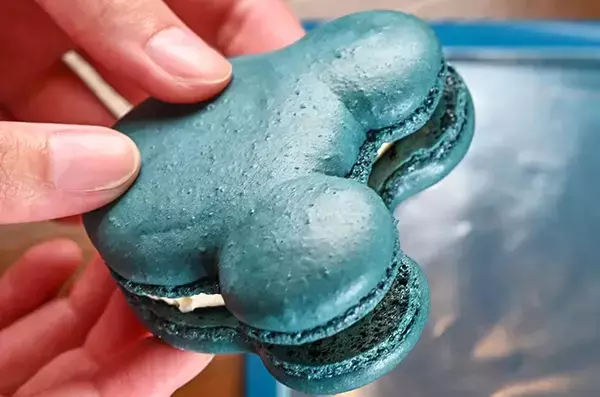 「こんなに大きいの！？」　650円で買える話題の『青すぎるマカロン』実食レポ