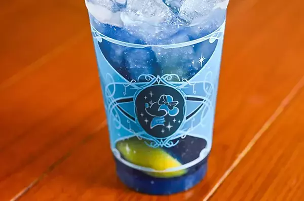 「こんなに大きいの！？」　650円で買える話題の『青すぎるマカロン』実食レポ