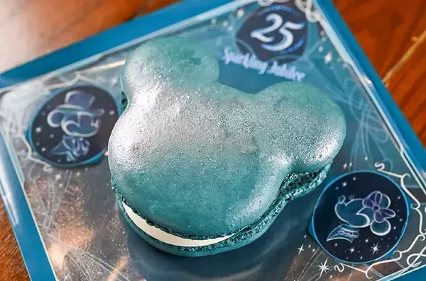 「こんなに大きいの！？」　650円で買える話題の『青すぎるマカロン』実食レポ