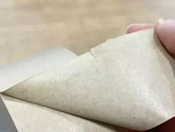 クラフトテープを「ハサミなし」で真っ直ぐ切る裏ワザ　「いつもよりきれいに切れる！」