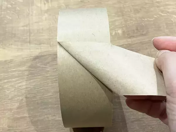 クラフトテープを「ハサミなし」で真っ直ぐ切る裏ワザ　「いつもよりきれいに切れる！」