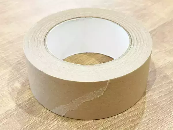 クラフトテープを「ハサミなし」で真っ直ぐ切る裏ワザ　「いつもよりきれいに切れる！」