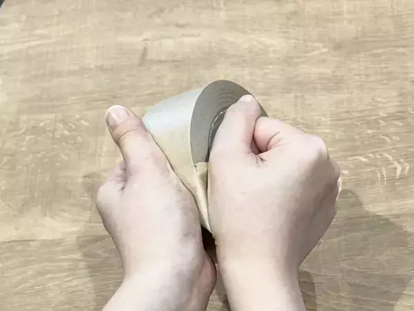 クラフトテープを「ハサミなし」で真っ直ぐ切る裏ワザ　「いつもよりきれいに切れる！」
