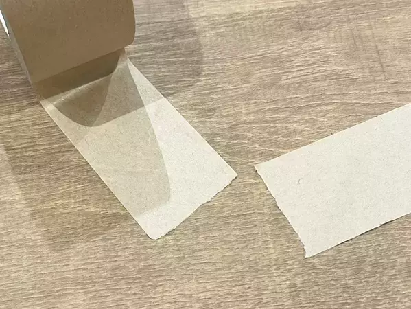 クラフトテープを「ハサミなし」で真っ直ぐ切る裏ワザ　「いつもよりきれいに切れる！」