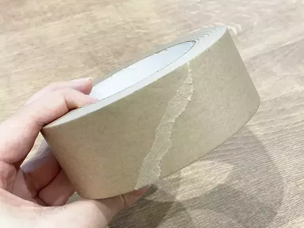 クラフトテープを「ハサミなし」で真っ直ぐ切る裏ワザ　「いつもよりきれいに切れる！」
