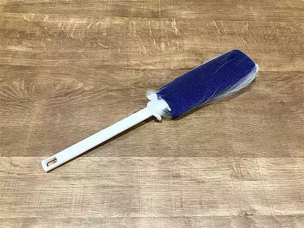 ハンディモップに被せたのは？　網目でホコリをキャッチして捨てるだけの掃除ワザ
