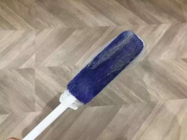 ハンディモップに被せたのは？　網目でホコリをキャッチして捨てるだけの掃除ワザ