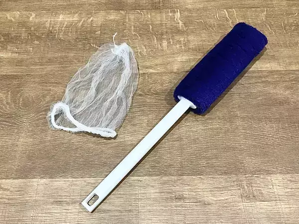 ハンディモップに被せたのは？　網目でホコリをキャッチして捨てるだけの掃除ワザ