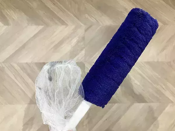 ハンディモップに被せたのは？　網目でホコリをキャッチして捨てるだけの掃除ワザ