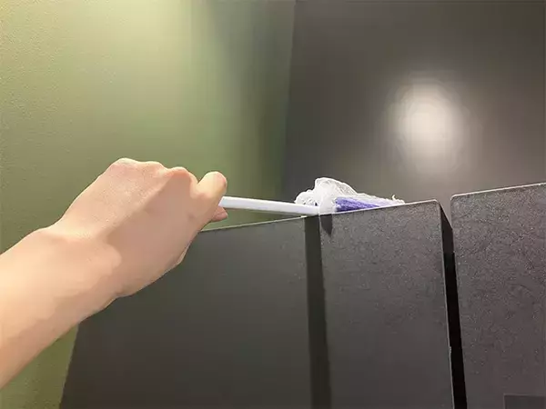 ハンディモップに被せたのは？　網目でホコリをキャッチして捨てるだけの掃除ワザ