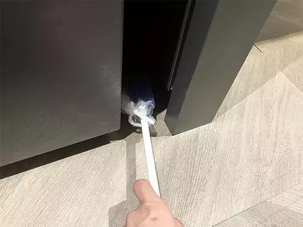 ハンディモップに被せたのは？　網目でホコリをキャッチして捨てるだけの掃除ワザ