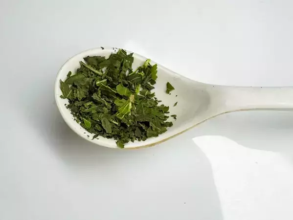 【大葉を救済】冷蔵庫で眠らせる前に…！　レンチン３分で万能ふりかけに