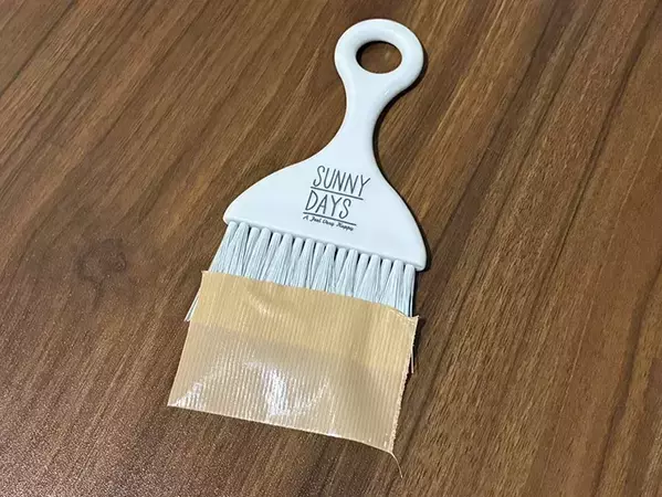 100均ほうきに『2cm』はみ出してガムテープを貼って…　細かな場所の掃除に役立つ活用法
