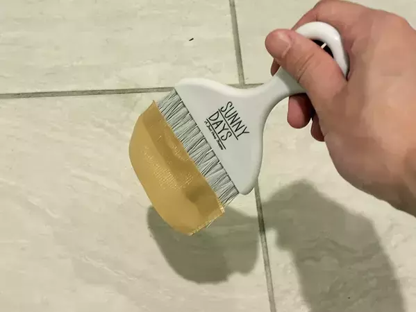 100均ほうきに『2cm』はみ出してガムテープを貼って…　細かな場所の掃除に役立つ活用法