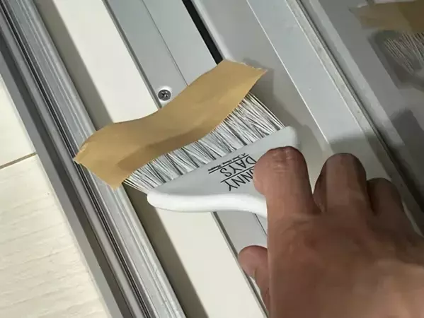 100均ほうきに『2cm』はみ出してガムテープを貼って…　細かな場所の掃除に役立つ活用法