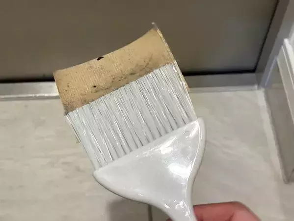 100均ほうきに『2cm』はみ出してガムテープを貼って…　細かな場所の掃除に役立つ活用法