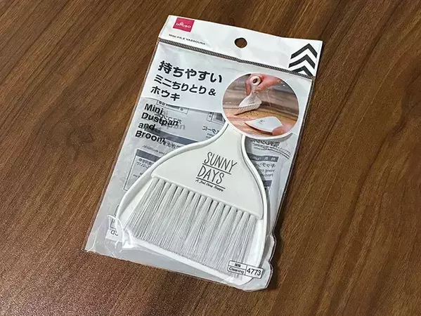 100均ほうきに『2cm』はみ出してガムテープを貼って…　細かな場所の掃除に役立つ活用法