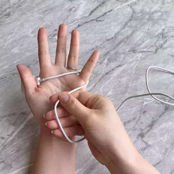 充電ケーブルをキツく縛らないで！　巻き方の正解に「知らなかった」「真似します」