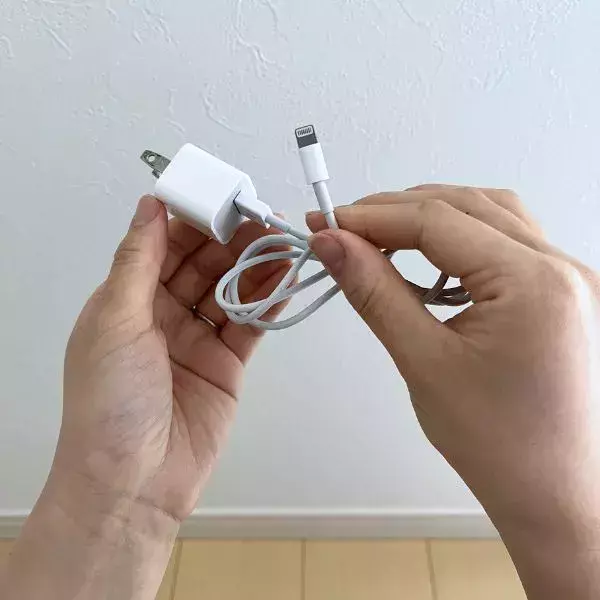 充電ケーブルをキツく縛らないで！　巻き方の正解に「知らなかった」「真似します」